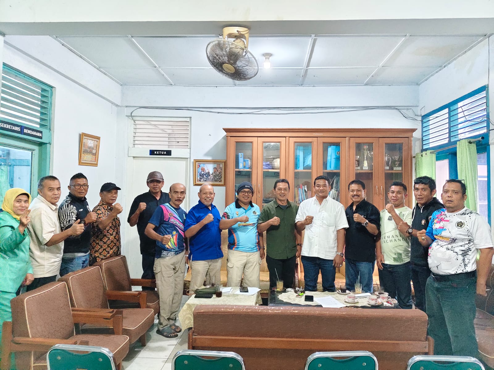 Tommy Irawan Sandra foto bersama ketua dan pengurus PWI Sumatera Barat